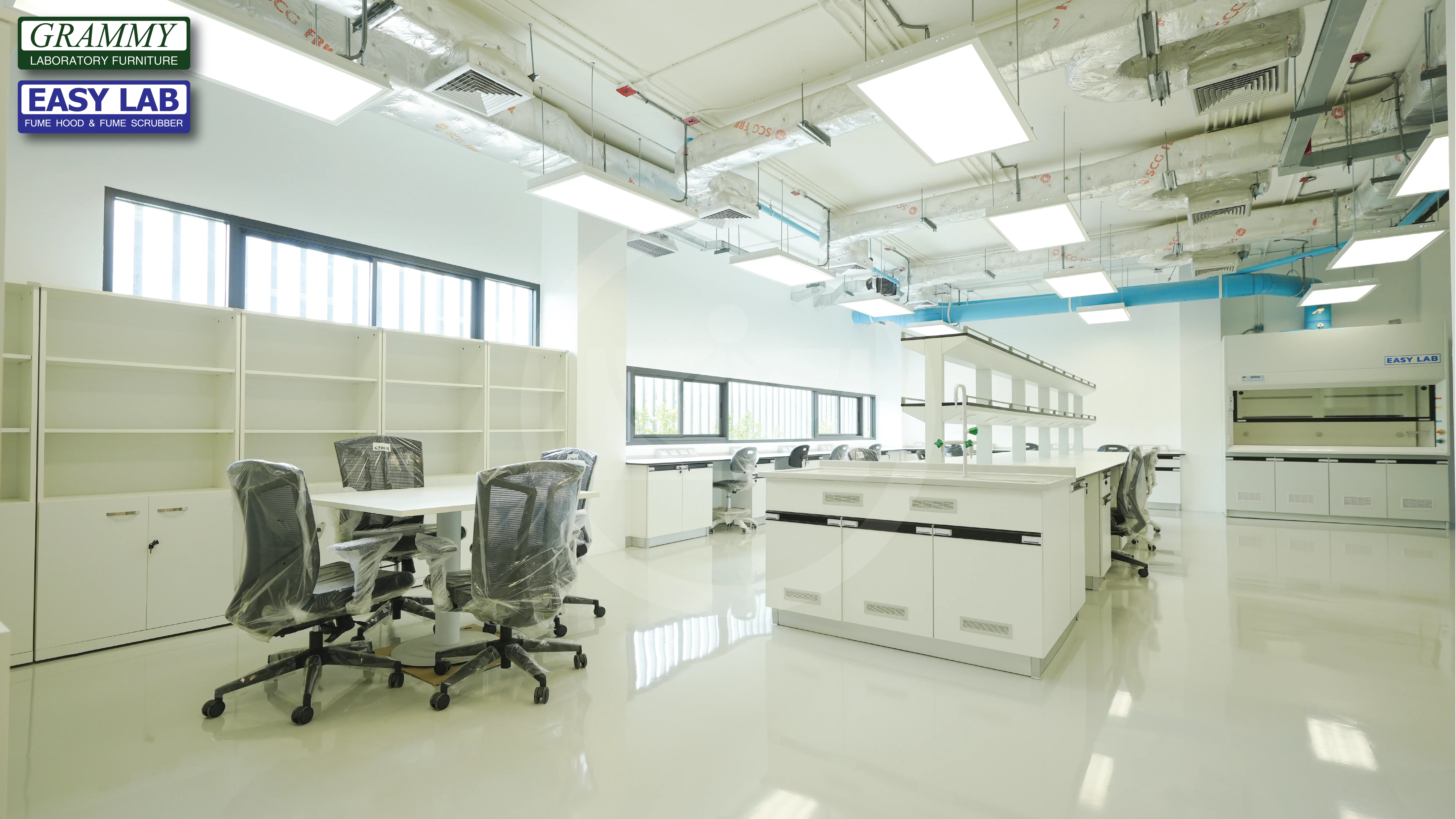 ติดตั้งโต๊ะปฏิบัติการ GRAMMY & ตู้ดูดควัน EASY LAB